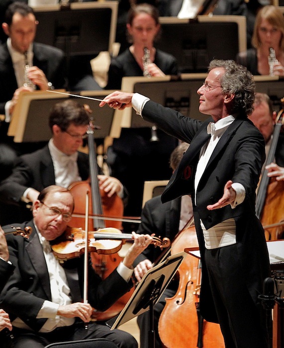 Franz Welser-Möst will bring the Cleveland Orchestra to Chicago Saturday for their first visit since 2003. 