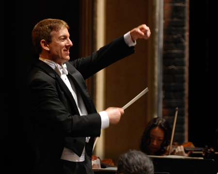 Scott Speck led the Chicago Philharmonic's final concert of the season Sunday night at Pick-Staiger Hall in Evanston.