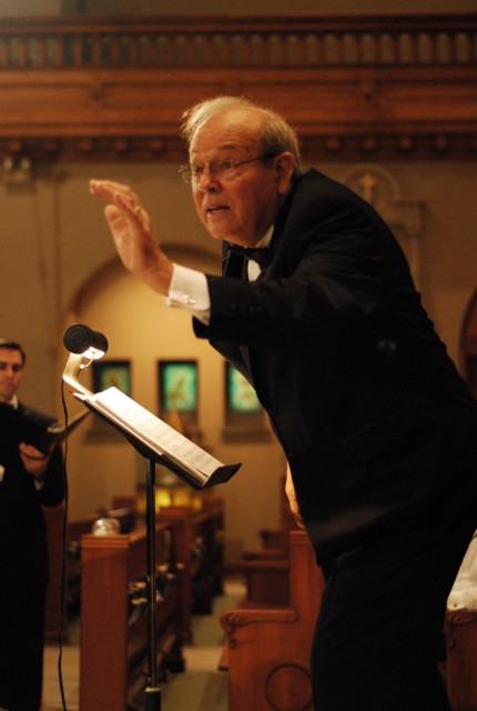 Bruce Tammen conducted the Chicago Chorale Saturday night at St. Vincent de Paul Parish. Photo: Jasmine Kwong