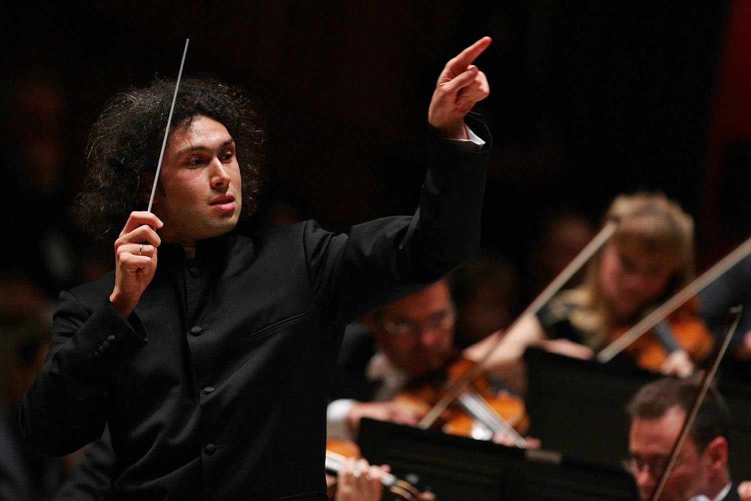 Vladimir Jurowski conducted the London Philharmonic Orchestra Saturday night at Symphony Center.