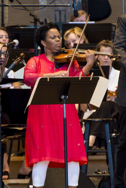 Jazz violinist Regina Carter performed at the Grant Park Music Festival Friday night. Photo: Norman Timonera